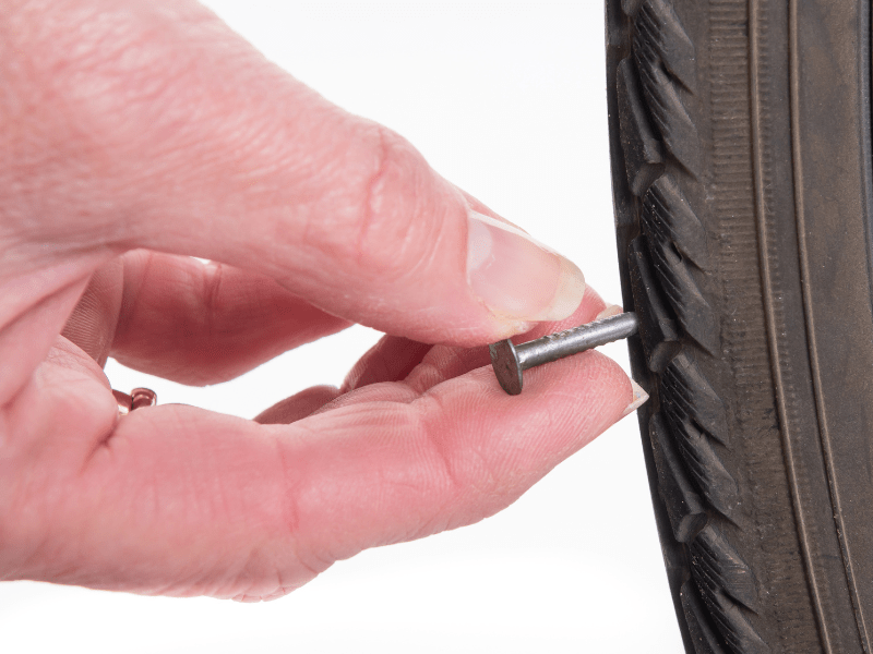 Fahrradreifen auf Gegenstände prüfen, wie z.B. Nagel