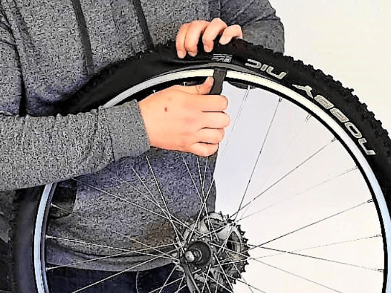 Fahrradmantel mit Reifenheber von Laufrad lösen