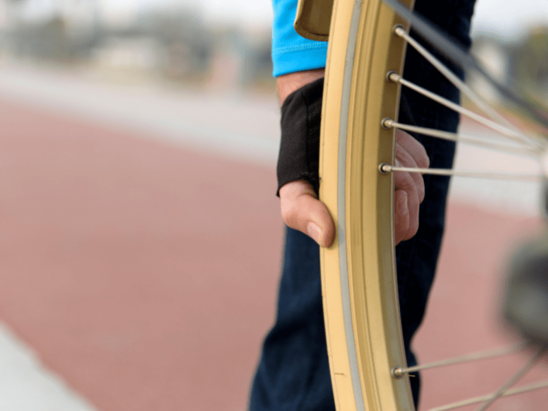 Luftdruck in Fahrradreifen und Fahrradschlauch mit Finger testen