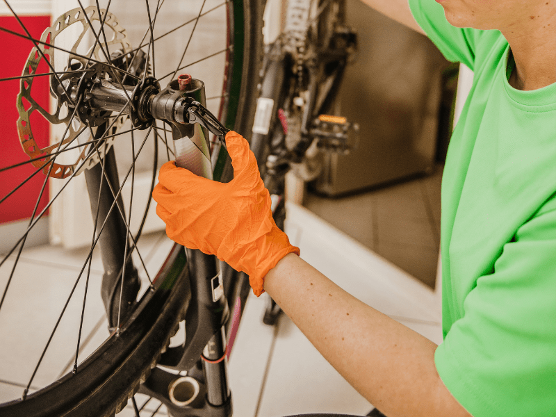 Beim Fahrradschlauch flicken Laufrad mit Schnellspanner einbauen