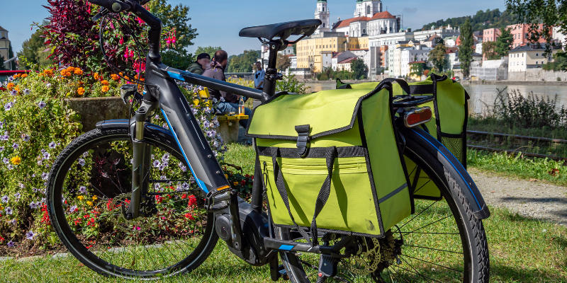 Donauradweg mit Fahrrad und Fahrradtaschen