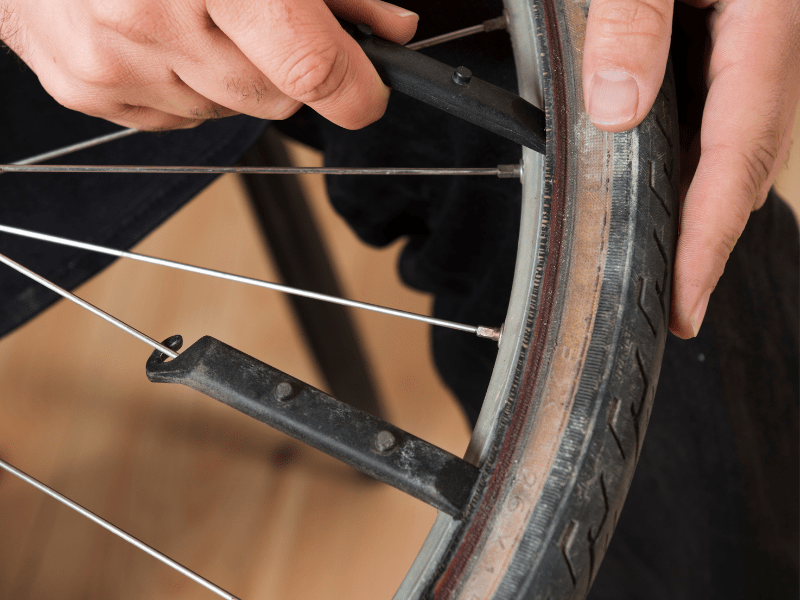 Mit 2 Reifenheber Fahrradmantel lösen