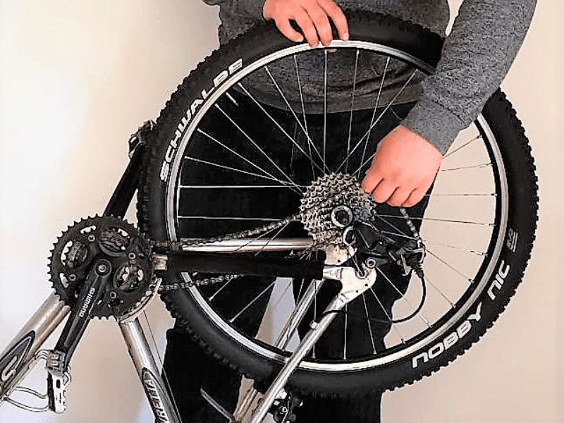 Beim Fahrradschlauch wechseln Schaltwerk nach hinten ziehen