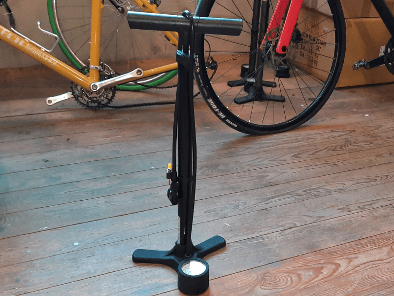 Fahrrad Standpumpe EASY pumpt mit Adapter auch Luftmatratzen und Bälle auf.