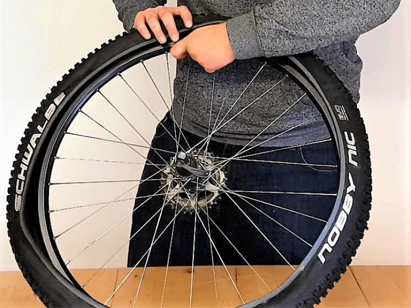Mit Reifenheber Fahrradmantel lösen