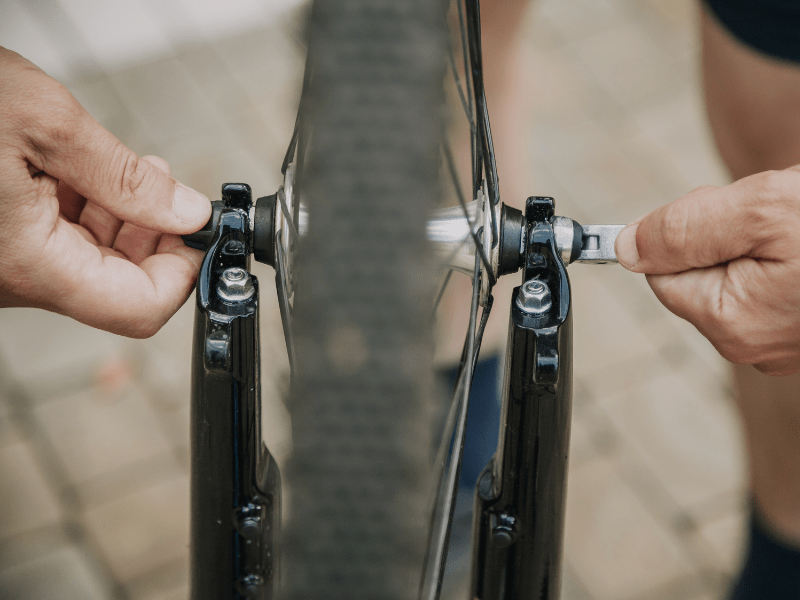 Schnellspanner beim Fahrradreifen wechseln entfernen