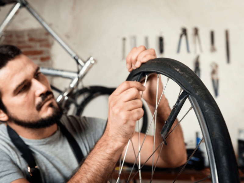 Mit Reifenhebern den Fahrradmantel einhebeln