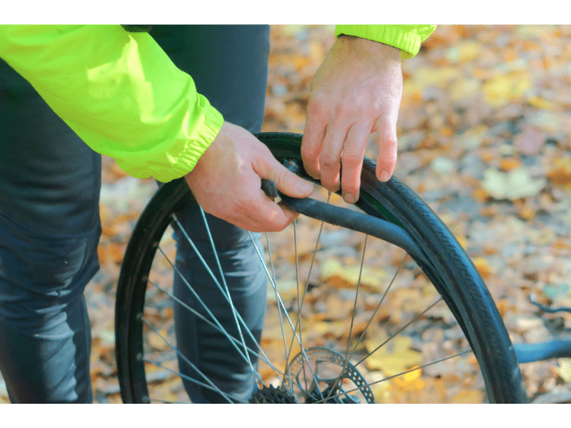 Fahrradschlauch vom Reifen trennen