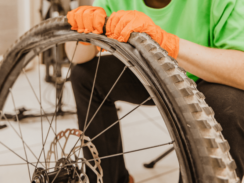 Fahrradreifen vorsichtig ohne Reifenheber auf Felge bringen
