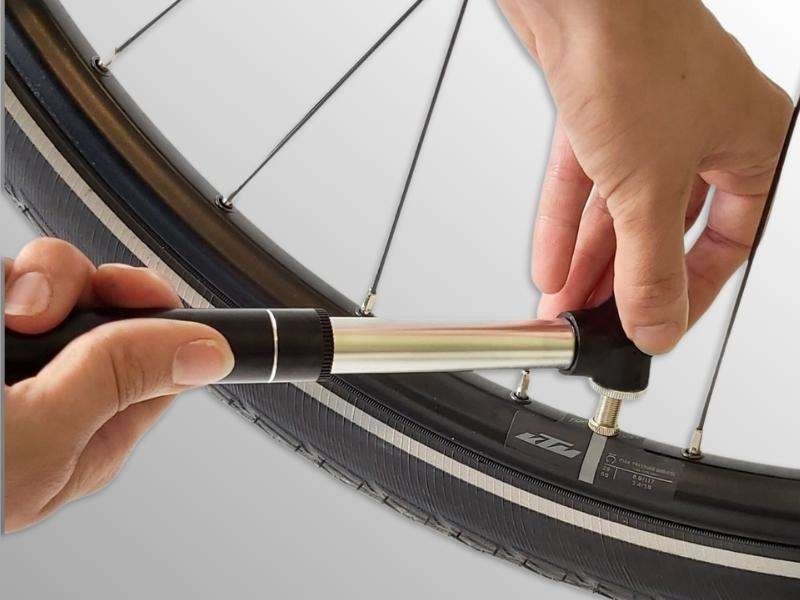 Mit der Minipumpe kannst du deine Fahrradreifen bis zu 6 Bar aufpumpen.