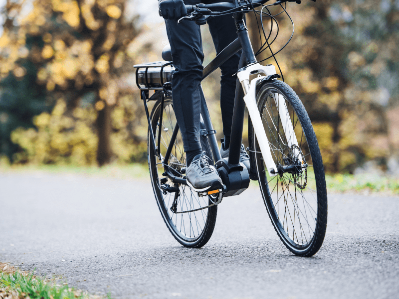 Fahrrad Reifendruck E-Bike auf Straße