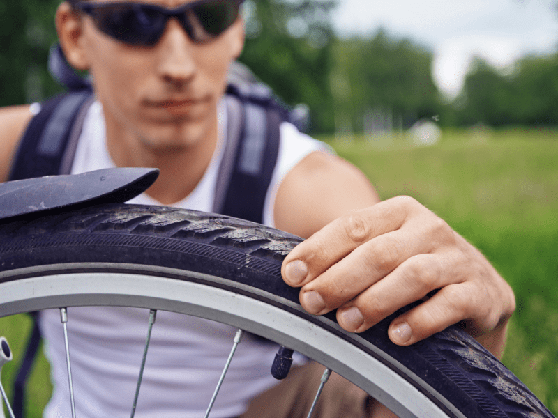 Prüfung richtiger Luftdruck im Fahrradreifen