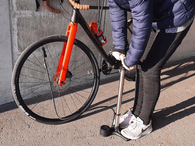 Fahrrad Standpumpe SPEEDY DIGITAL passt auf jedes Ventil und hat einen Feststellhebel aus Metall