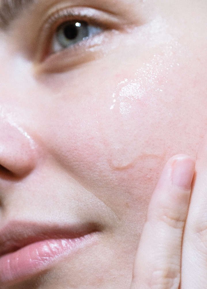 Devojka koja nanosi serum za lice Blush Aromatherapist