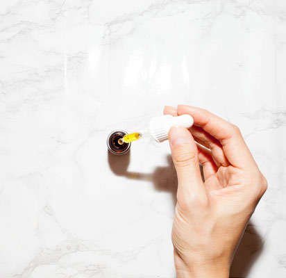 Ruka koja drzi pipetu od seruma za lice Blush Aromatherapist Ruka koja drzi pipetu od seruma za lice Blush Aromatherapist