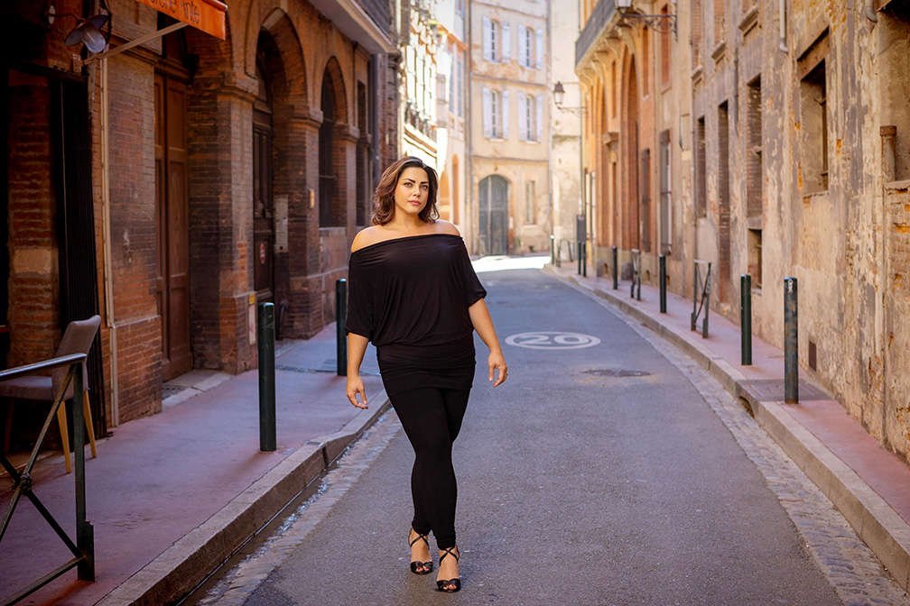 Tegan wearing a Diane Kroe Origami and Travel Tights, standing on a street in Toulouse