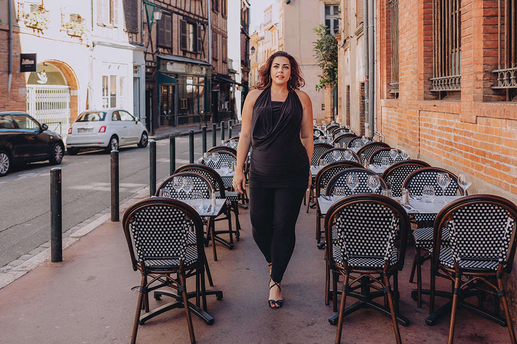 Tegan wearing a Diane Kroe Origami and Travel Tights, walking through a cafe in Toulouse