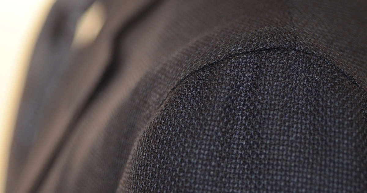 Sartoria Sciarra bespoke jacket with spalla camicia shirt shoulder close up view made from a navy Cerruti wool and cashmere hopsack jacketing fabric, luxury Italian bespoke tailoring, Neapolitan bespoke tailoring. 