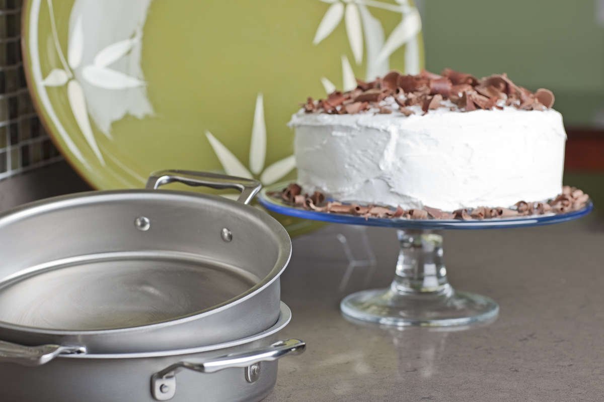 360 Cookware Baking pans with a cake on a stand