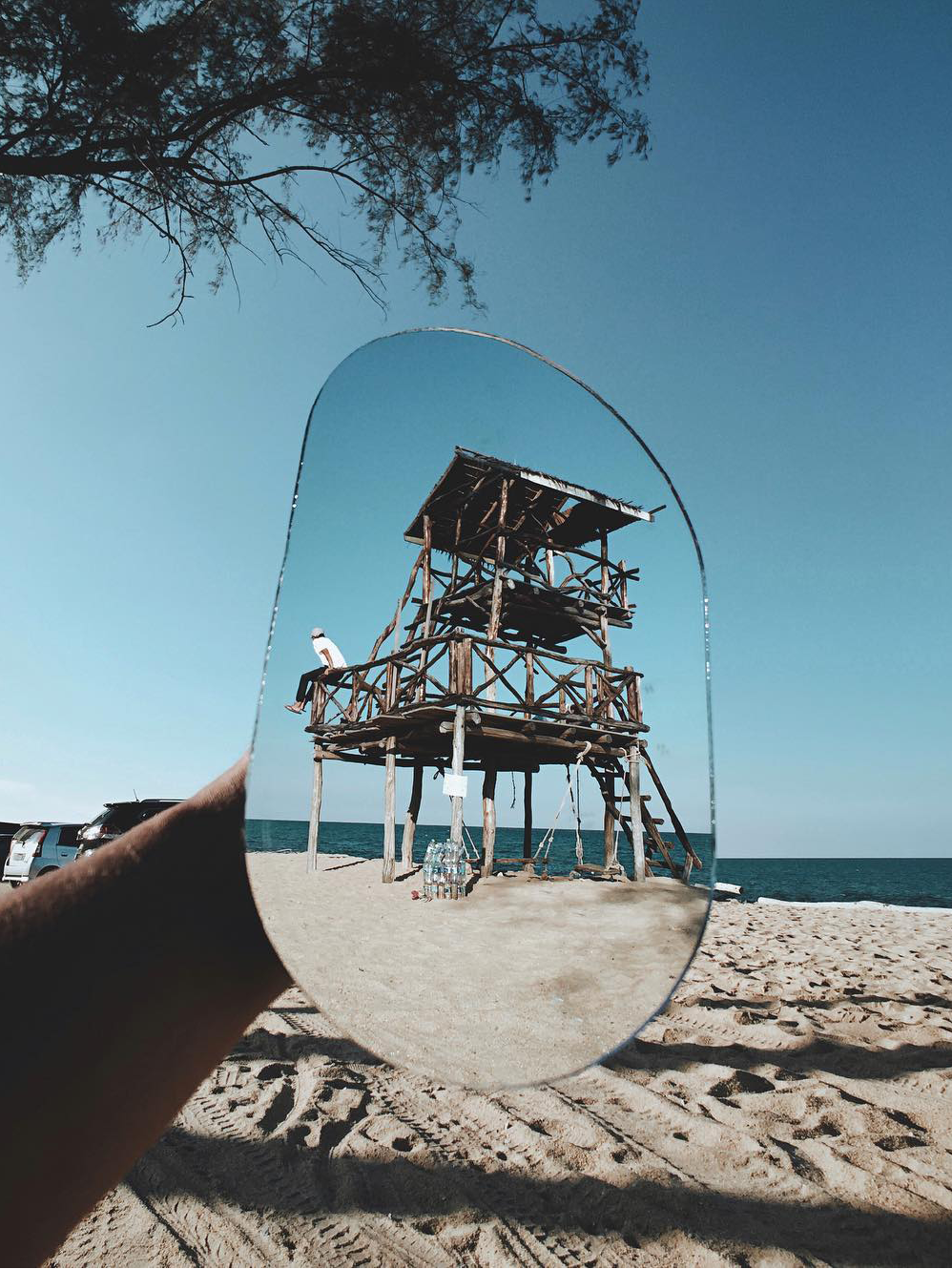 Using SANDMARC's Wide Lens a shot of the beach through a mirror reflection