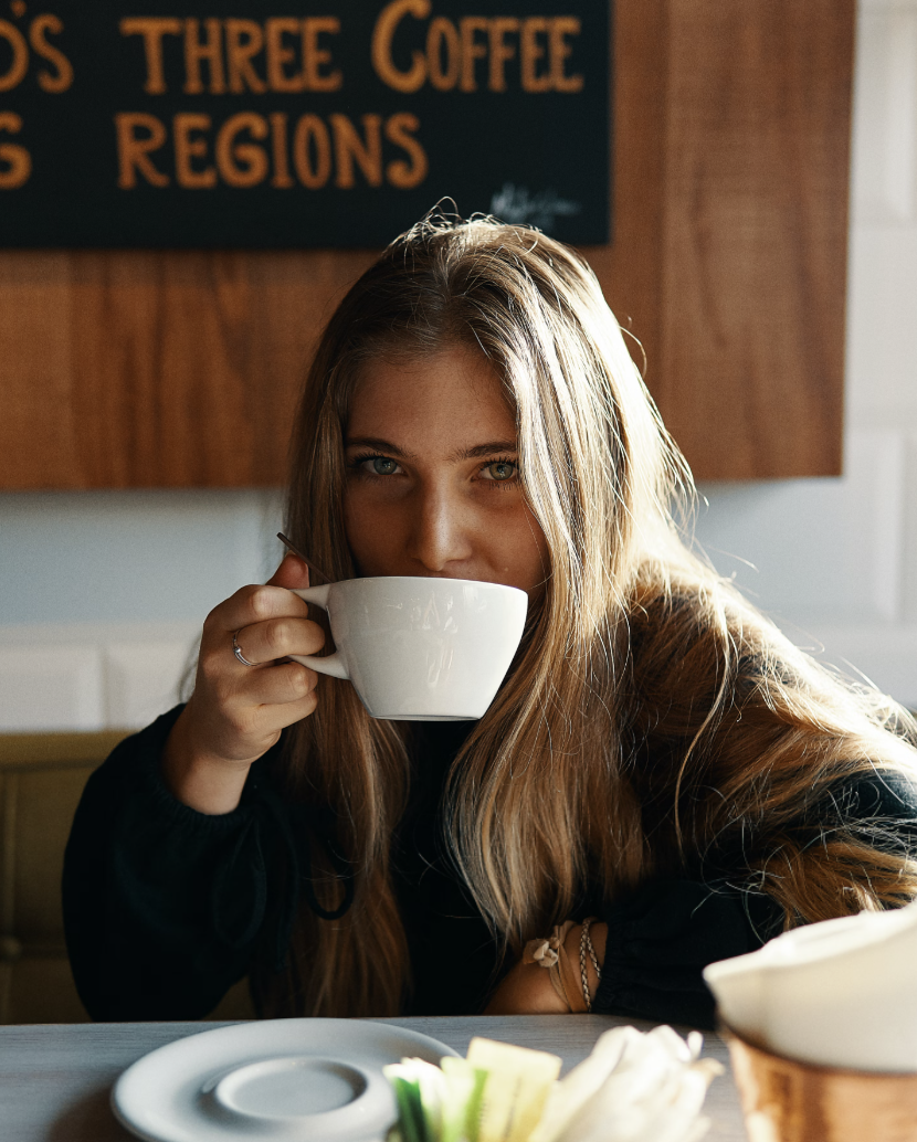 Centered photography, women drinking coffee