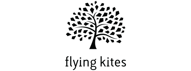 logo flying kites, asociación con la que colabora Alex and Ani