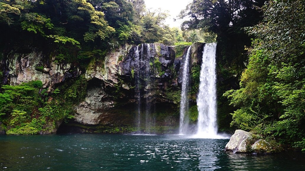 Wasserfälle auf der koreanischen Vulkaninsel Jeju