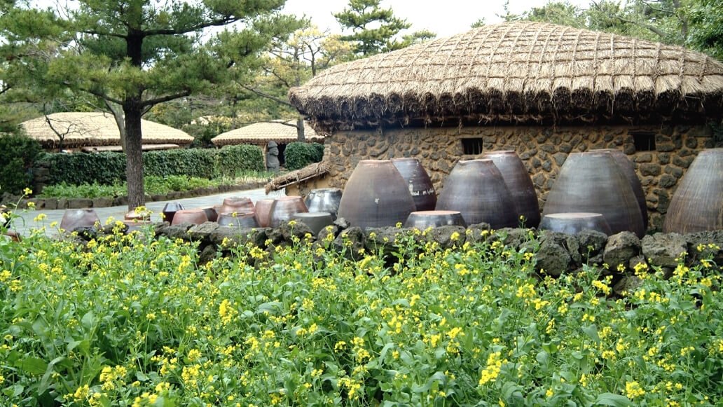 Traditionelles Haus  auf der koreanischen Vulkaninsel Jeju