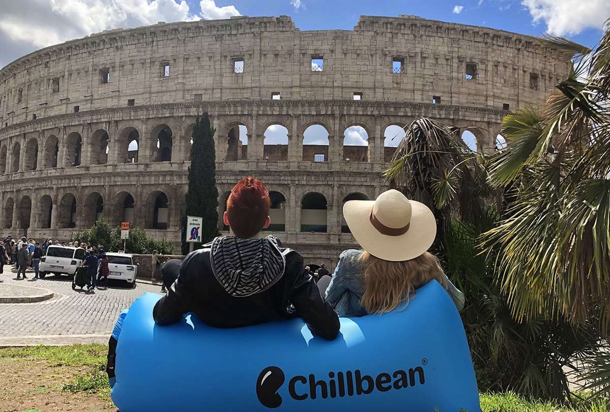 Människor som chillar i Chillbean Air uppblåsbar soffa sky blue