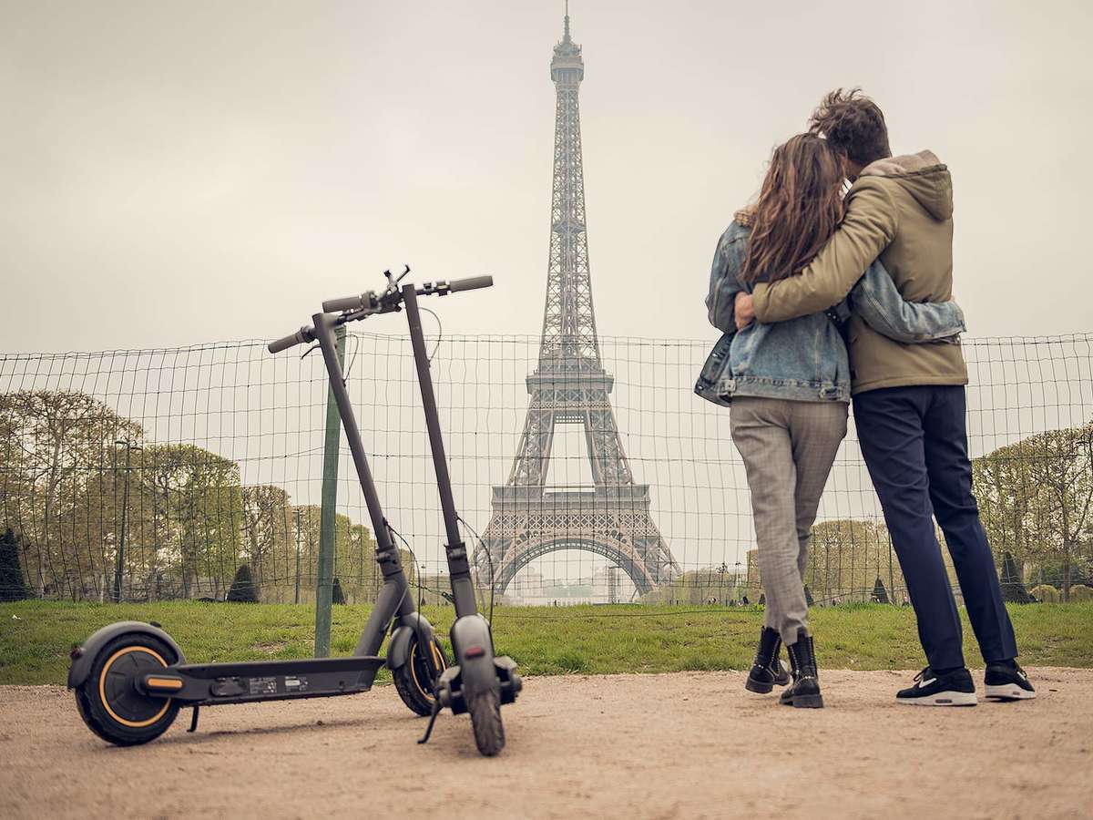 Segway ninebot max electric scooter paris date couple