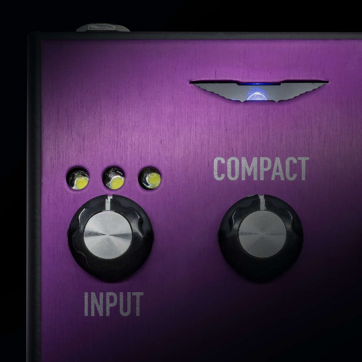 Close up of the input controls on the Ashdown velvet compressor pedal