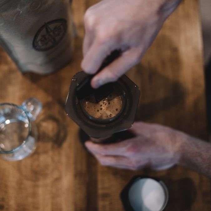 Agitate the grounds in the Aeropress