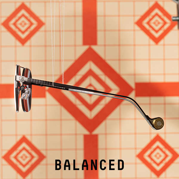The brass counterweight places the weight behind the ears The brass counterweight places the weight behind the ears