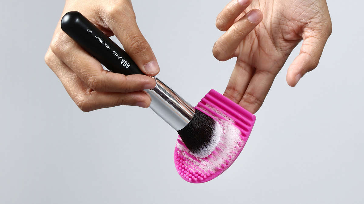 How to Clean Makeup Brushes and Sponges